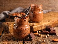 Рецепта Шоколадов мус с кувертюр, кафе, коняк и пикантни орехи